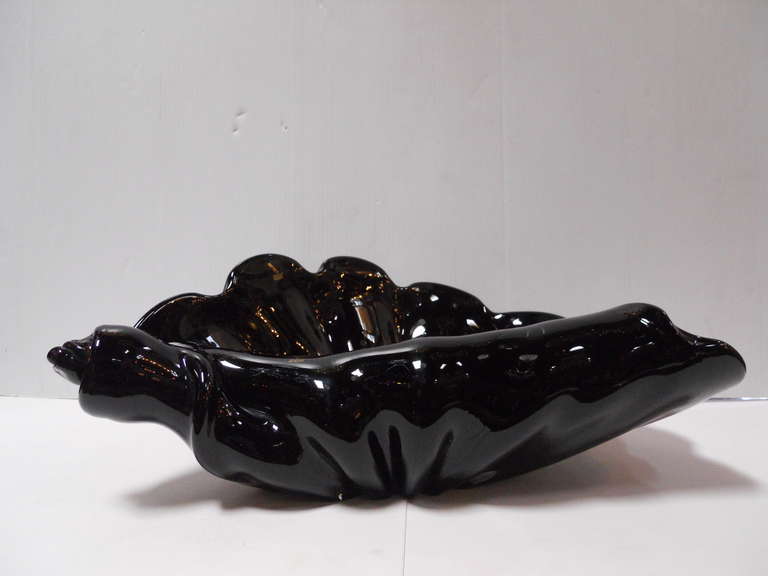 Luxury glass Murano shell, signed and with sticker.
In dark amethyst color that can be see if exposed to light, otherwise looks almost black.
Can be use as a bowl or simply as a decorative object.