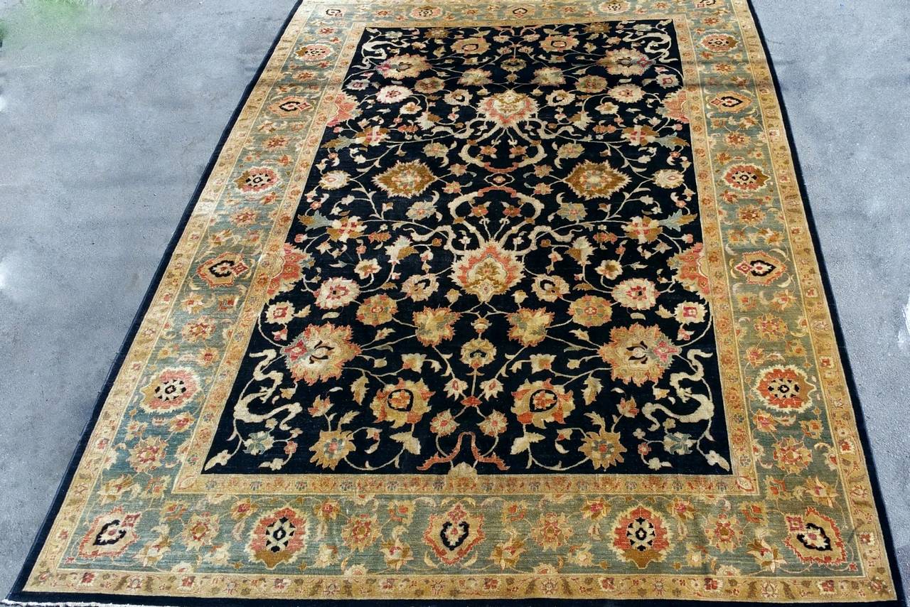 Handgewebter pakistanischer Teppich mit schwarzem Rand mit Rost, Senf mit schwarzem Zentrum mit Blumenmuster.
Maße: 18' x 12'.