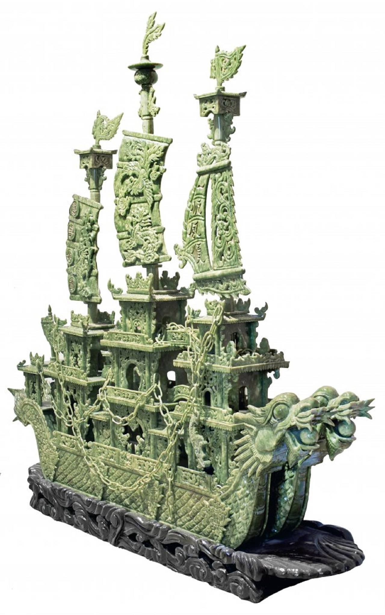 Chinesisches geschnitztes Drachenschiff in Schlangenform. 
Massives, dreimastiges, offenes Segelschiff in Form eines wilden, schuppengeschnitzten Drachens mit Drachenkopf-Figur, der über und über mit feinen Details beschnitzt ist; das Deck trägt