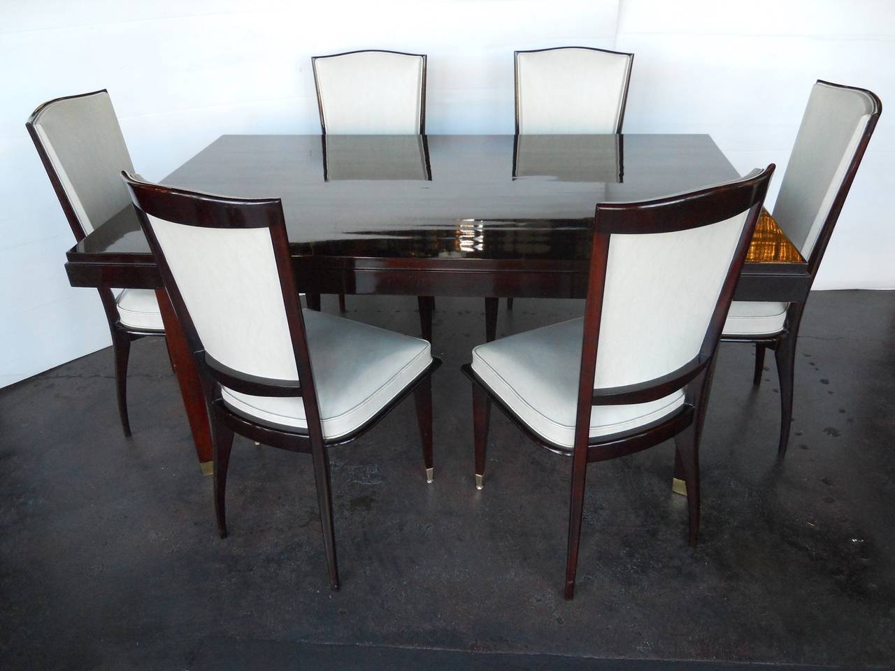 Elegant Art Deco dining room set by Sviadocht Freres consisting of: One table and six chairs.
Each chair measures: 38