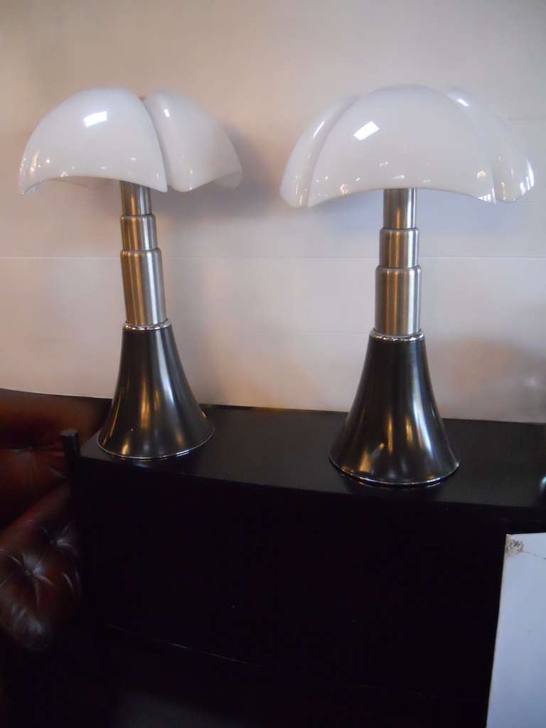 Superb pair of Gae Aulenti Pispitrelo table lamps. 620 Martinelli Luce (with stamp on the back). Adjustable height, as shown on the pictures. The lamp shades are removable. 4-light/per lamp.