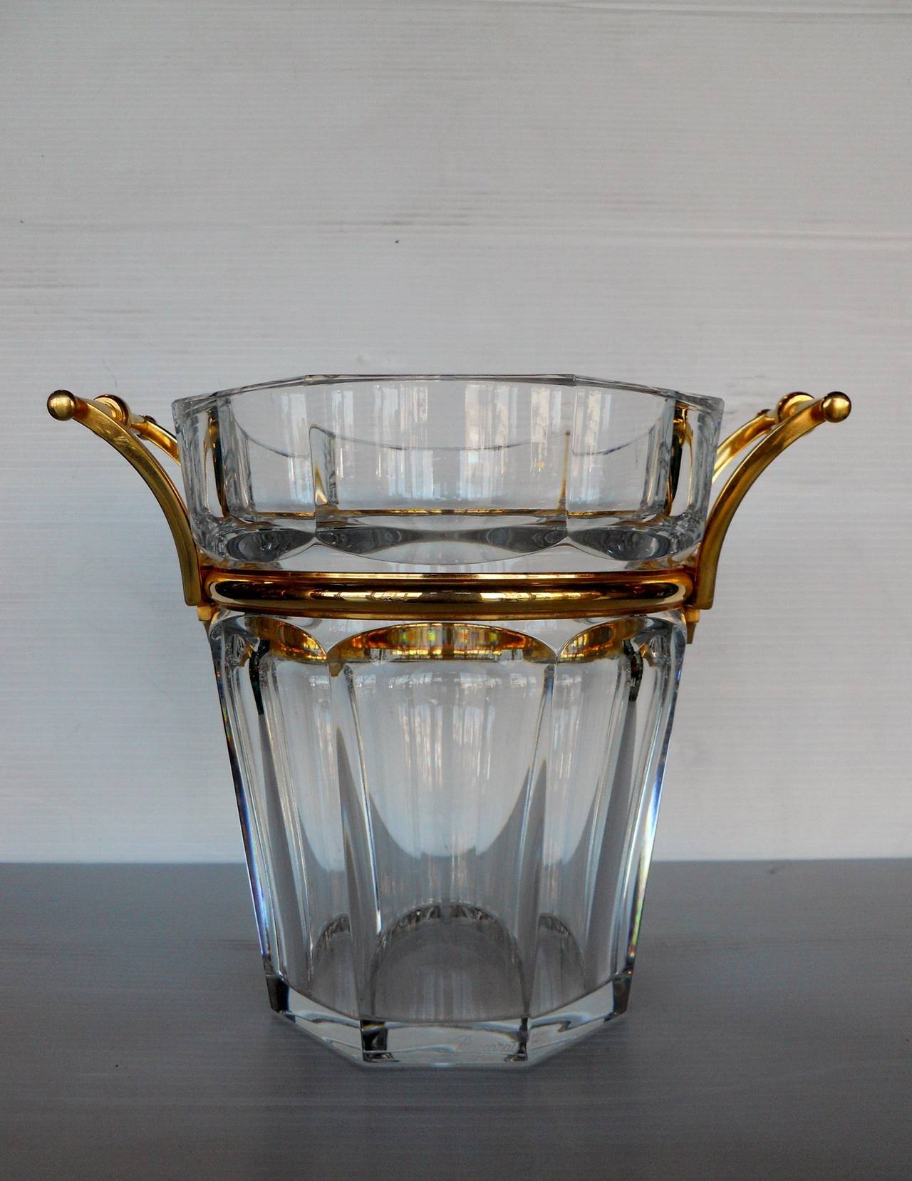 Ultra luxe Baccarat ice bucket.
With the original Baccarat markings on the bottom of the glass piece.
Bronze gold-plated.