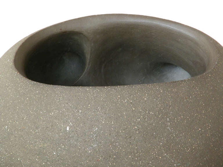 Vase de sol sculptural en céramique Anthropomorphe « Moon Rock » de Dorothy Horton Bon état - En vente à Chicago, IL