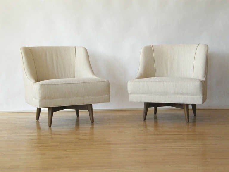 Nice pair of 1950's swivel lounge chairs. 

Please use Contact Dealer button if you have any questions.