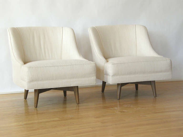 Swivel Lounge Chairs In Good Condition In Chicago, IL