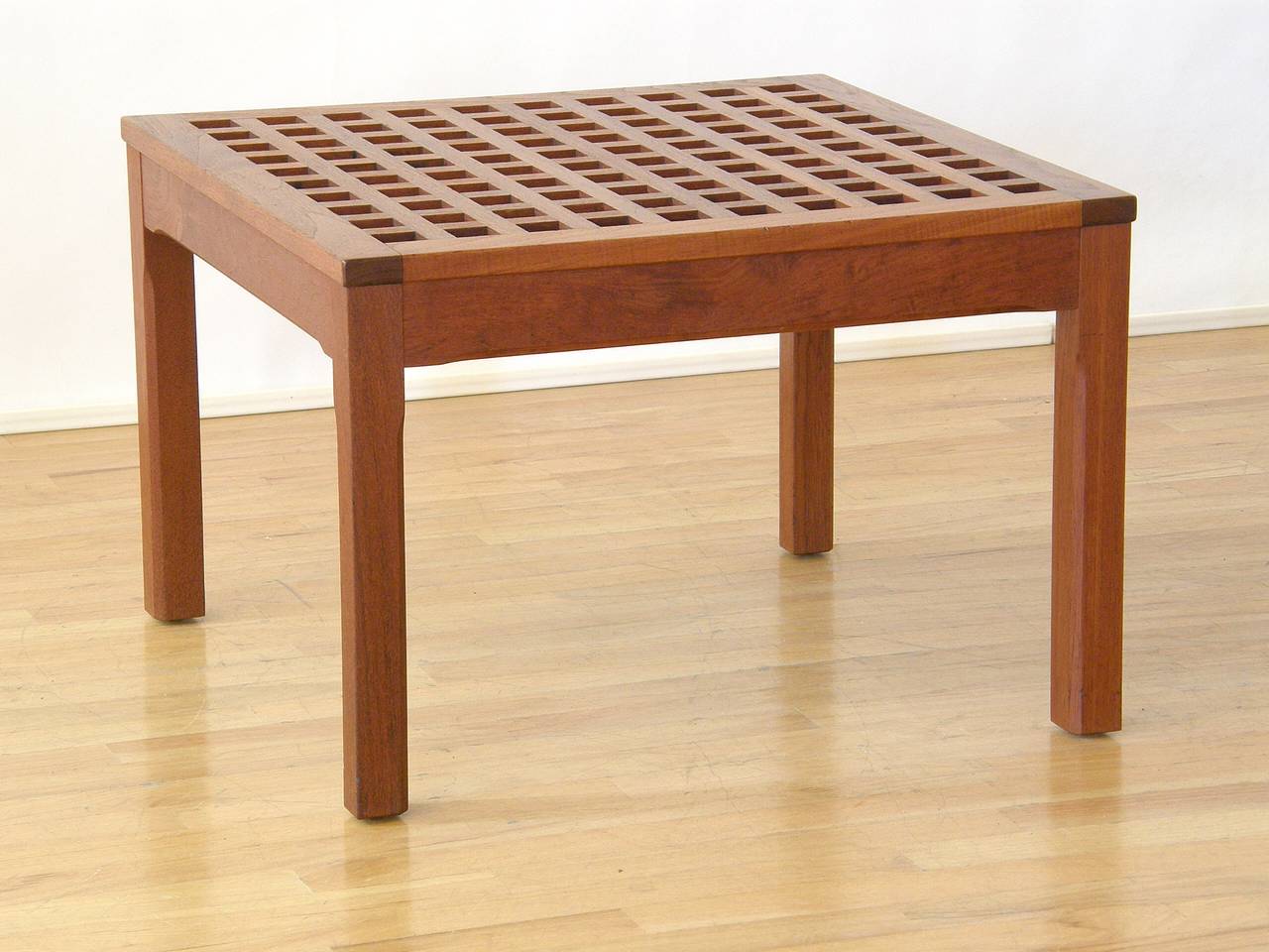 square corner table