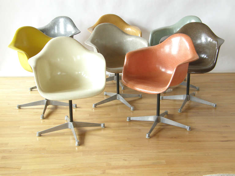 Set of Eight Eames Fiberglass Chairs In Good Condition In Chicago, IL