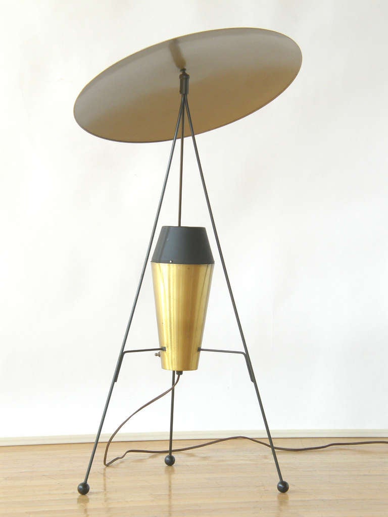Ce lampadaire, conçu par A.W. et Marion Geller, était l'un des lauréats du concours de conception de lampes de 1951 parrainé par le Museum of Modern Art et la Heifetz Company, un fabricant d'éclairage de New York qui a produit les modèles primés. Le
