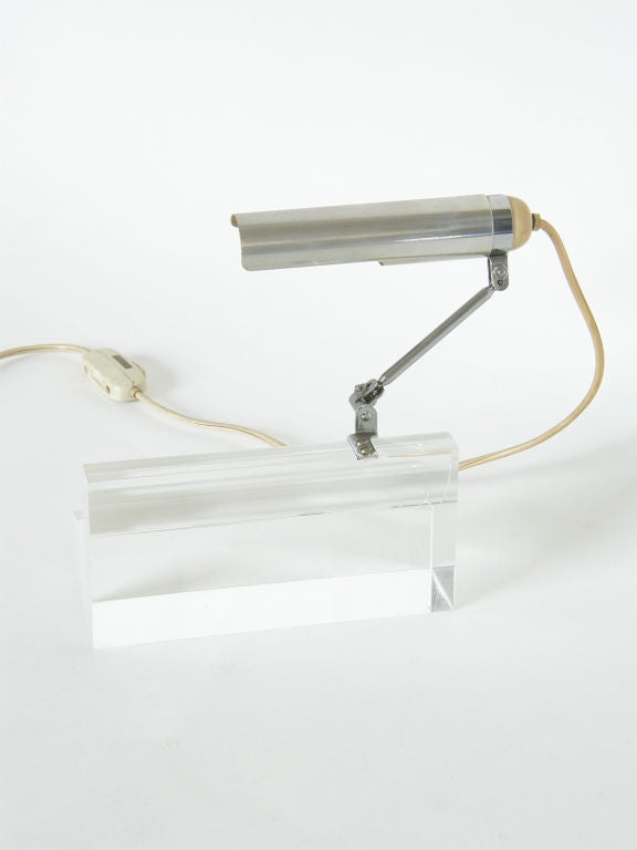 Lampe de bureau Arteluce de Filippo Panseca en bloc d'acrylique avec bras articulé Bon état - En vente à Chicago, IL