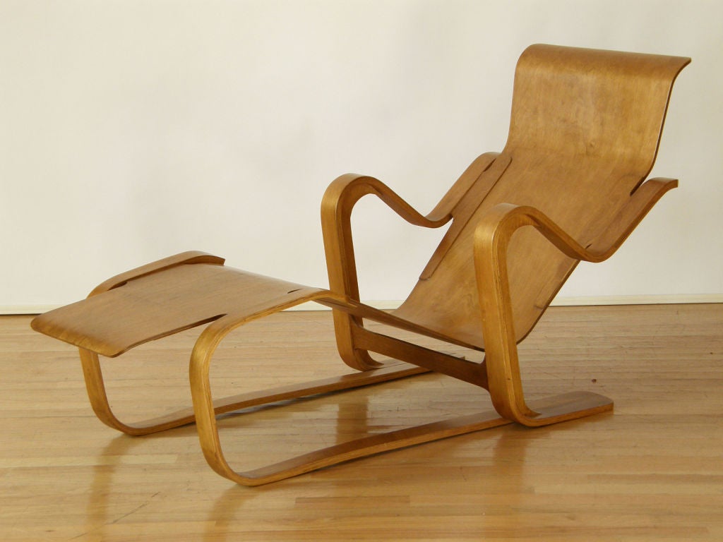 The iconic plywood 'long chair' designed in 1936 by Marcel Breuer for Isokon. <br />
Vintage original production.