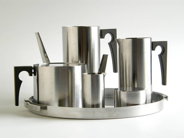 Cylinda-Line stainless steel coffee and tea service designed in 1967 by Arne Jacobsen for Stelton. 

The set includes: 
coffee pot-  9.25