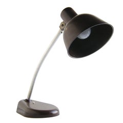 Lampada da scrivania industriale in bachelite e alluminio con braccio e paralume regolabili