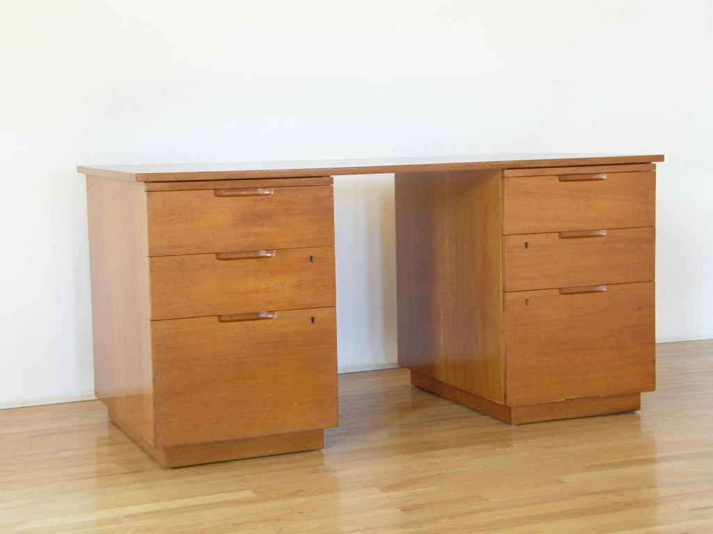 Suédois Bureau en acajou Alvar Aalto pour Artek avec tiroirs et surfaces de travail coulissantes en vente