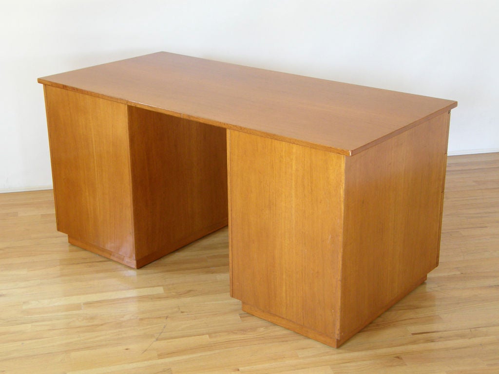 Bureau en acajou Alvar Aalto pour Artek avec tiroirs et surfaces de travail coulissantes Bon état - En vente à Chicago, IL