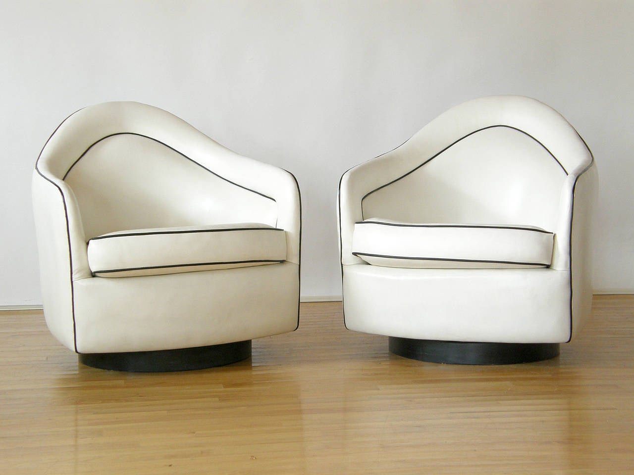 Milo Baughman lounge chairs with tilting and swiveling bases.

Please contact us if you have any questions.