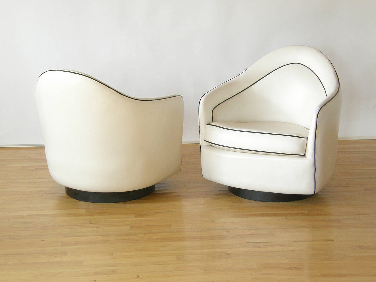Milo Baughman Swivel Chairs In Good Condition In Chicago, IL