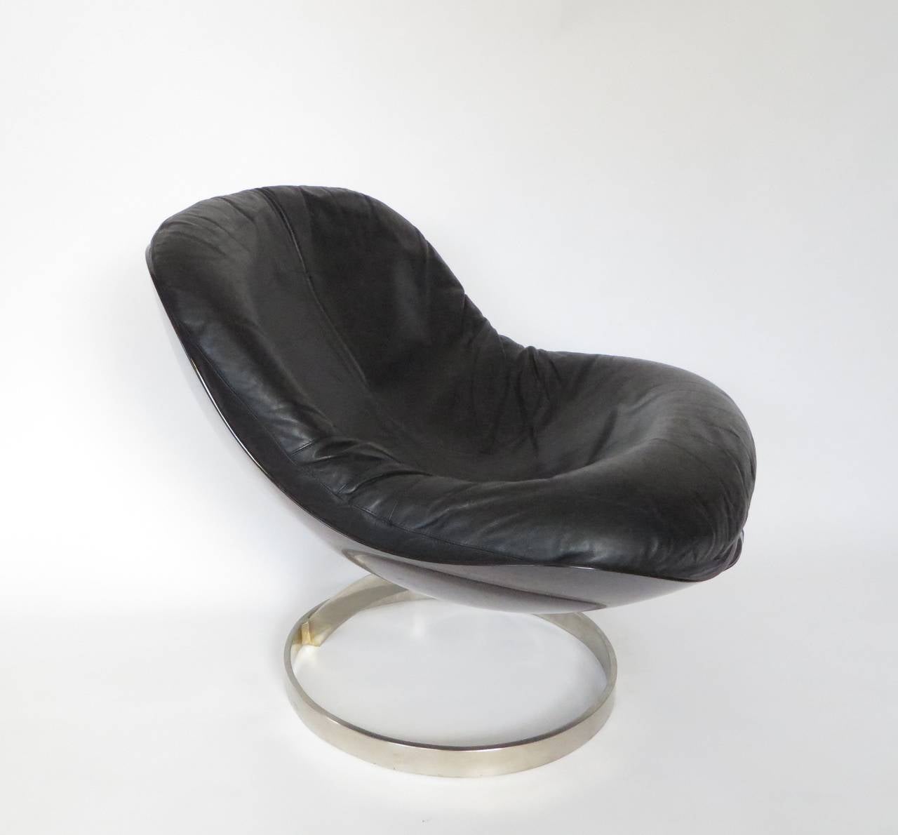 Boris Tabacoff smoked pale lavender plexiglas shell semi-spherical shape and black leather cushion chair on an industrial style bolted chromed steel circular base structure. The chromed steel circular base is 18
