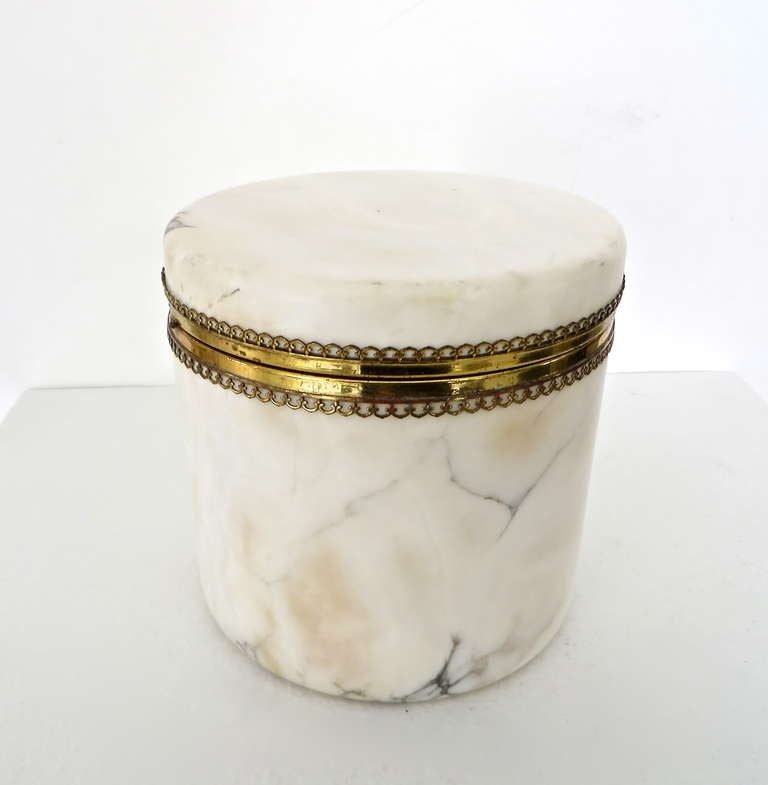 Decorative Italian Alabaster Round Dresser Box In Excellent Condition In Chicago, IL