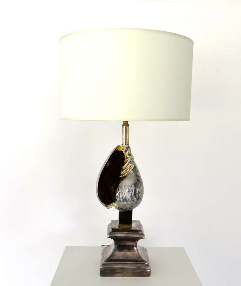 Klassische französische Tischlampe mit silber und gold glasierter Keramik-Muschelschale und Ziergiebel (Moderne der Mitte des Jahrhunderts) im Angebot