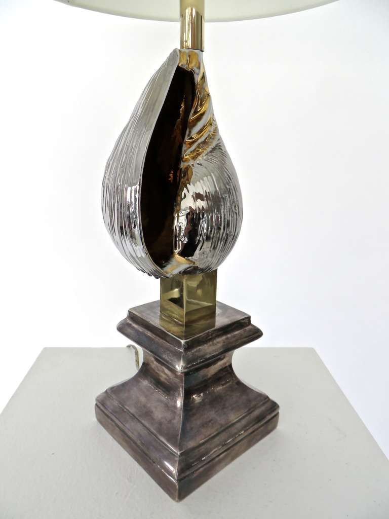 Klassische französische Tischlampe mit silber und gold glasierter Keramik-Muschelschale und Ziergiebel im Zustand „Gut“ im Angebot in Chicago, IL