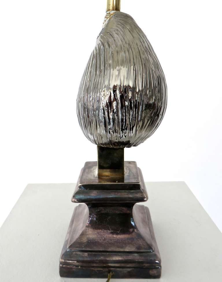 Klassische französische Tischlampe mit silber und gold glasierter Keramik-Muschelschale und Ziergiebel (Versilberung) im Angebot