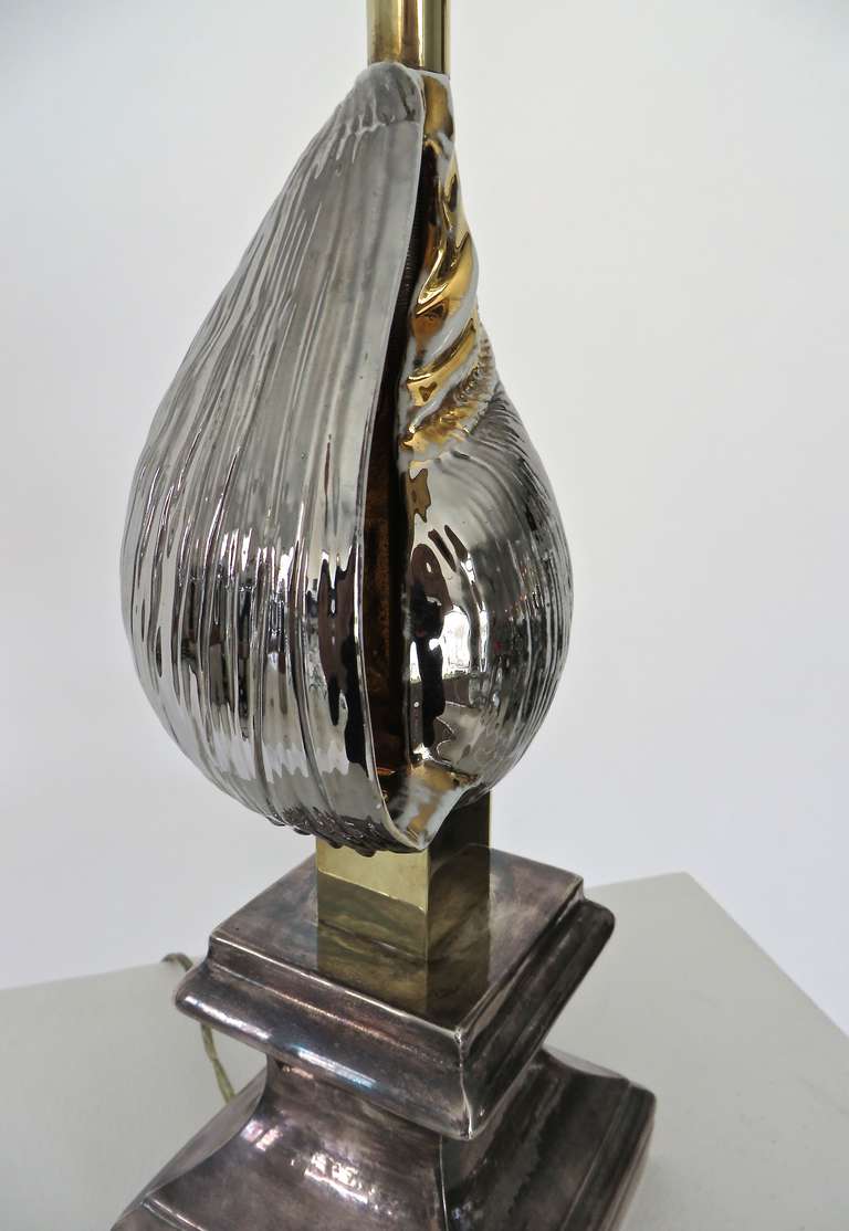 Lampe de bureau française à fronton classique en céramique émaillée argentée et or représentant des coquillages en vente 2