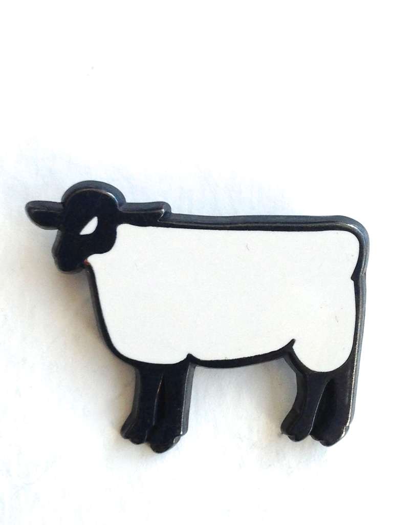 A brooch Mouton by Francois-Xavier Lalanne. Done for the Paris Musées and produced by Arthus-Bertrand. 
With original paper and presentation pouch. 
Bronze with patina and bronze with enamel.
Mouton: 1.25