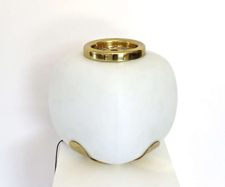 Italienische Tischlampe aus undurchsichtigem Glas und Messing mit Picque-Fleur von Arteluce im Angebot 1