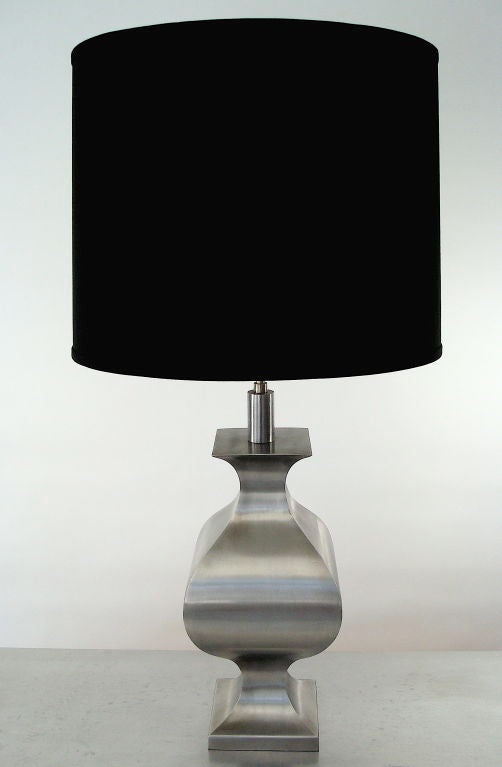 Mid-Century Modern Lampe de table en acier mat de Francois See pour Maison Jansen à motif orientaliste en vente