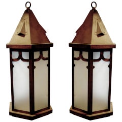 Une paire de lanternes suspendues anglaises en bronze et verre dépoli, électrifiées