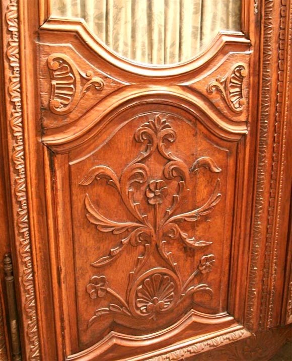Armoire Luigi XIV del XVIII secolo molto intricato e intagliato.