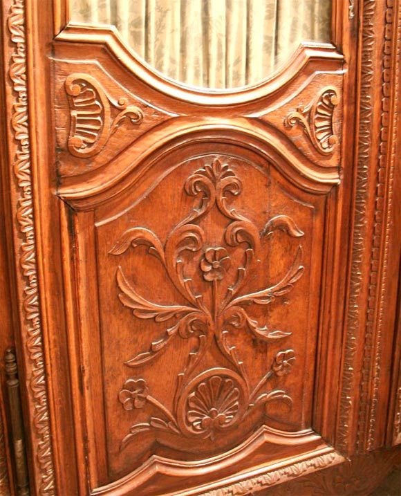 armoire Louis XIV du XVIIIe siècle très finement sculptée.