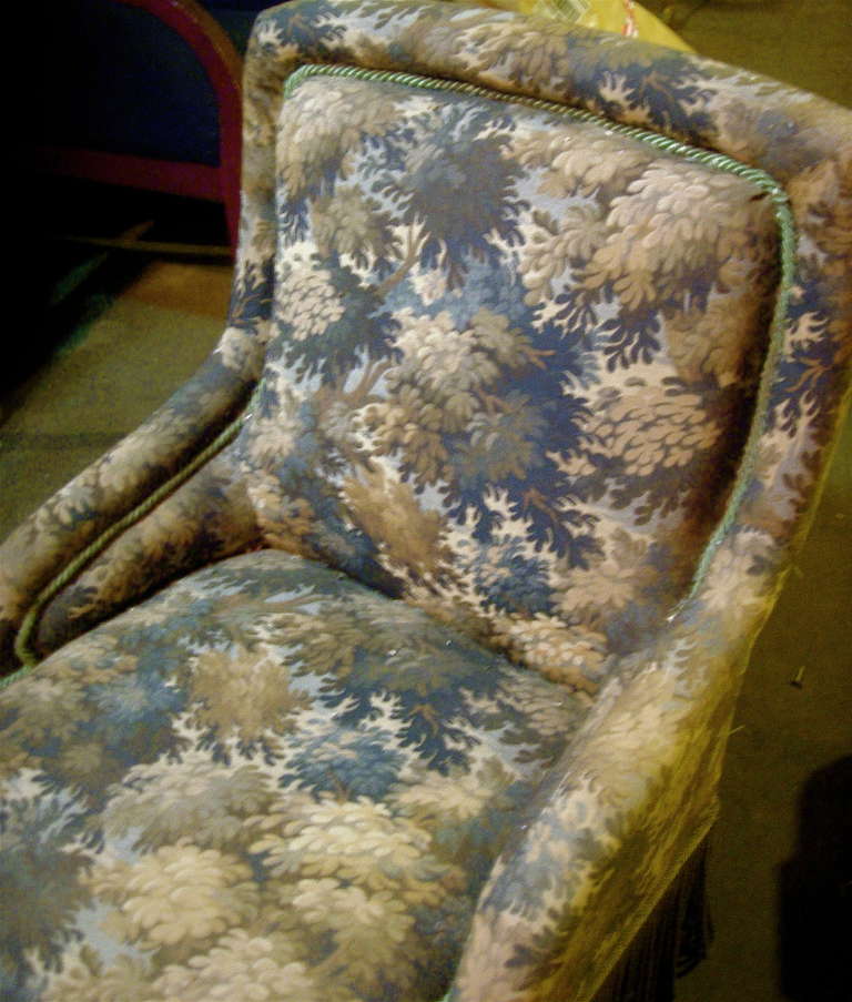 George III Charmante paire de chaises pantoufles anglaises recouvertes d'un tissu de style tapisserie en vente