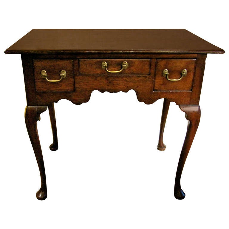 Commode basse anglaise en chêne du XVIIIe siècle