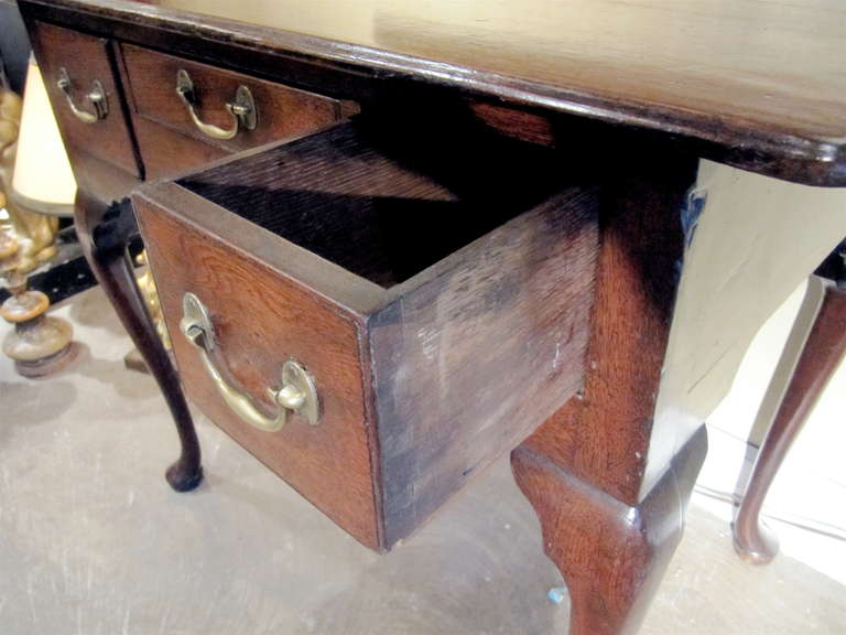 Lowboy inglés de roble del siglo XVIII Británico en venta