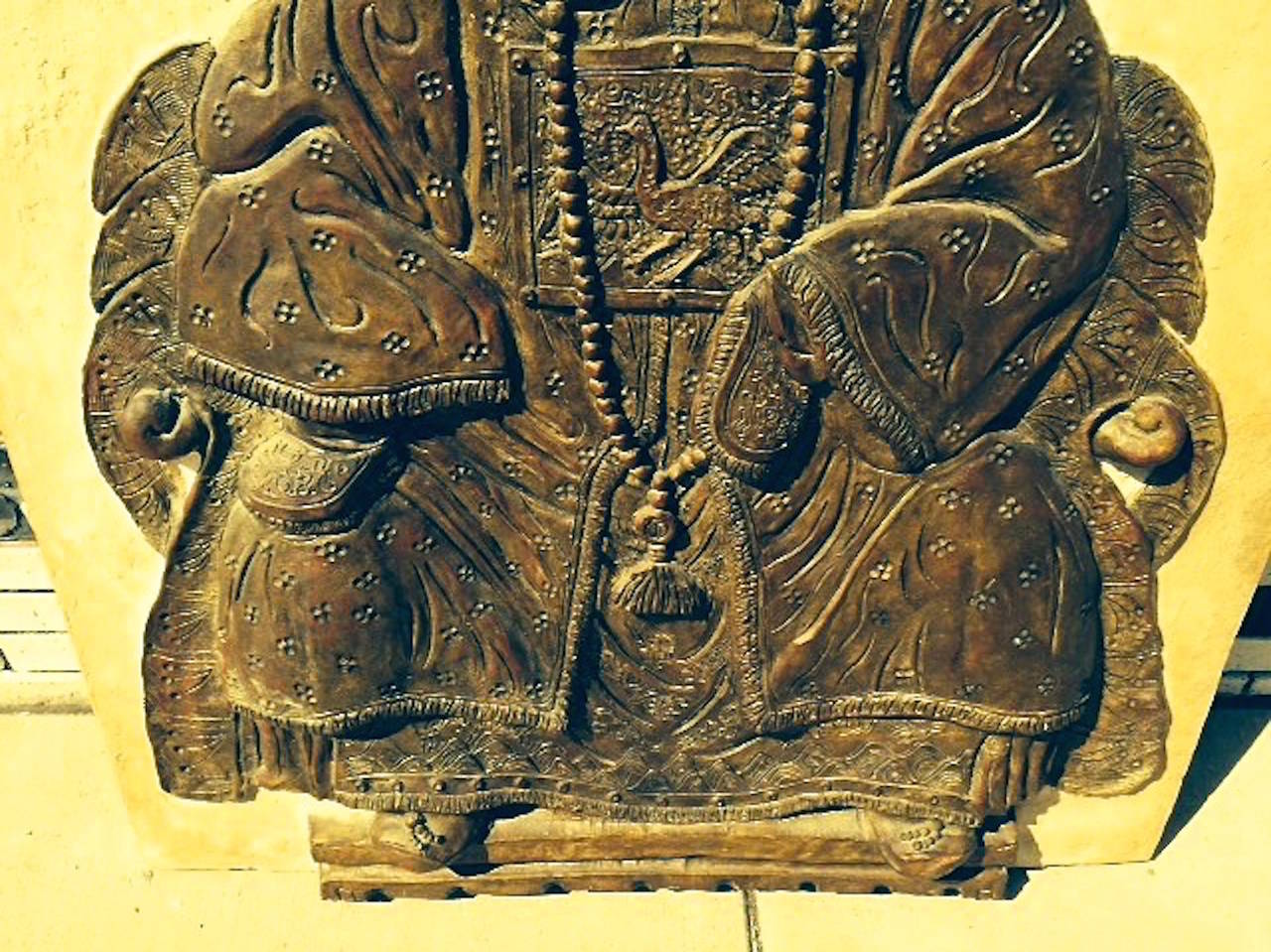 Mid-Century Modern Monumental bas-relief en plâtre du milieu du siècle dernier représentant un érudit assis en vente