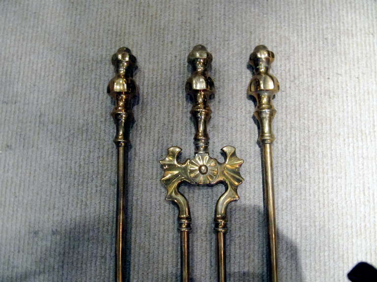 Britannico Collezione di strumenti per caminetti in ottone massiccio in vendita
