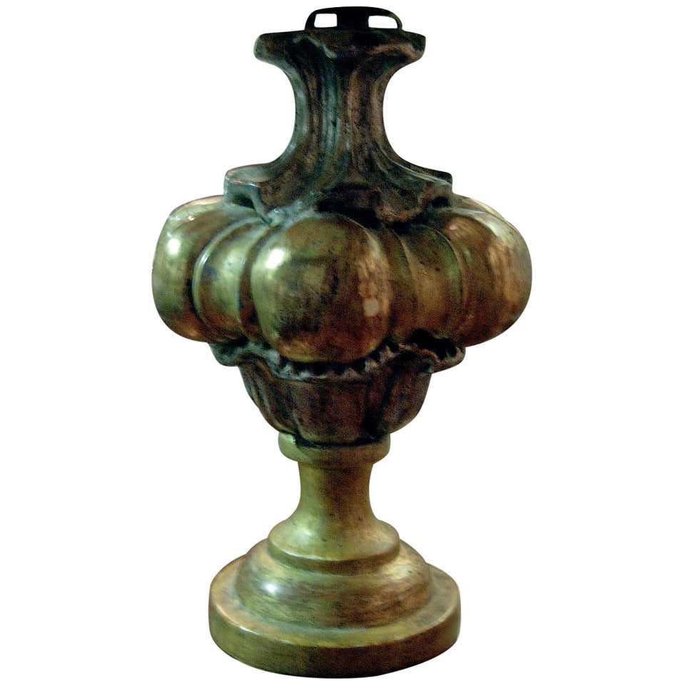 Urne italienne en bois sculpté du 19ème siècle montée en lampe, charmante petite échelle. en vente