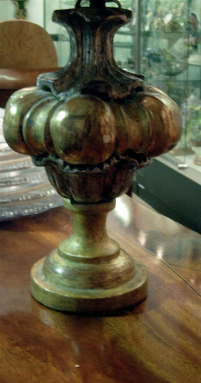 urne italienne en bois sculpté du 19ème siècle montée comme lampe, finition feuille d'argent avec une belle patine ancienne.  Charmante petite échelle.