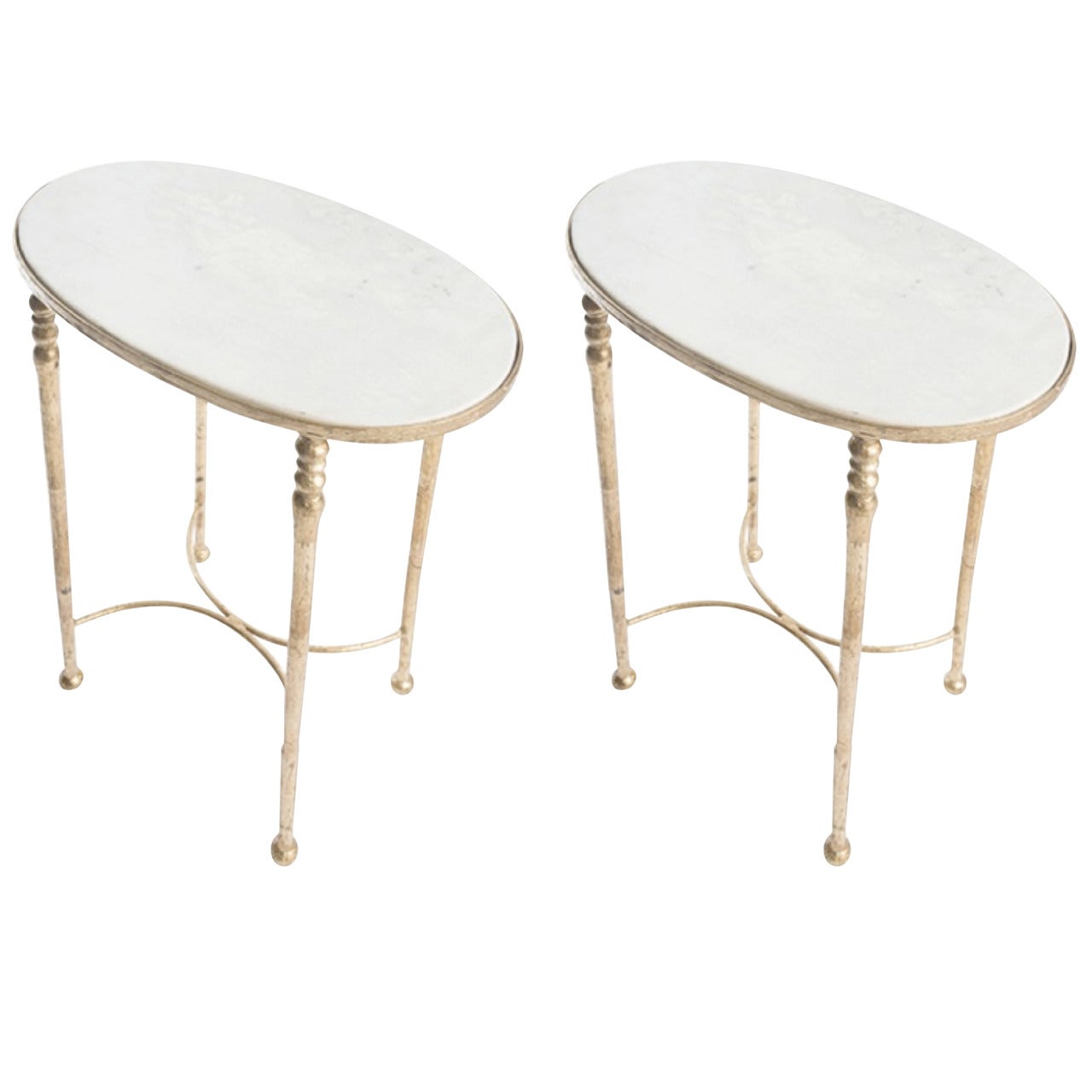 Deux tables à boissons en métal doré et marbre  Prix par table. en vente