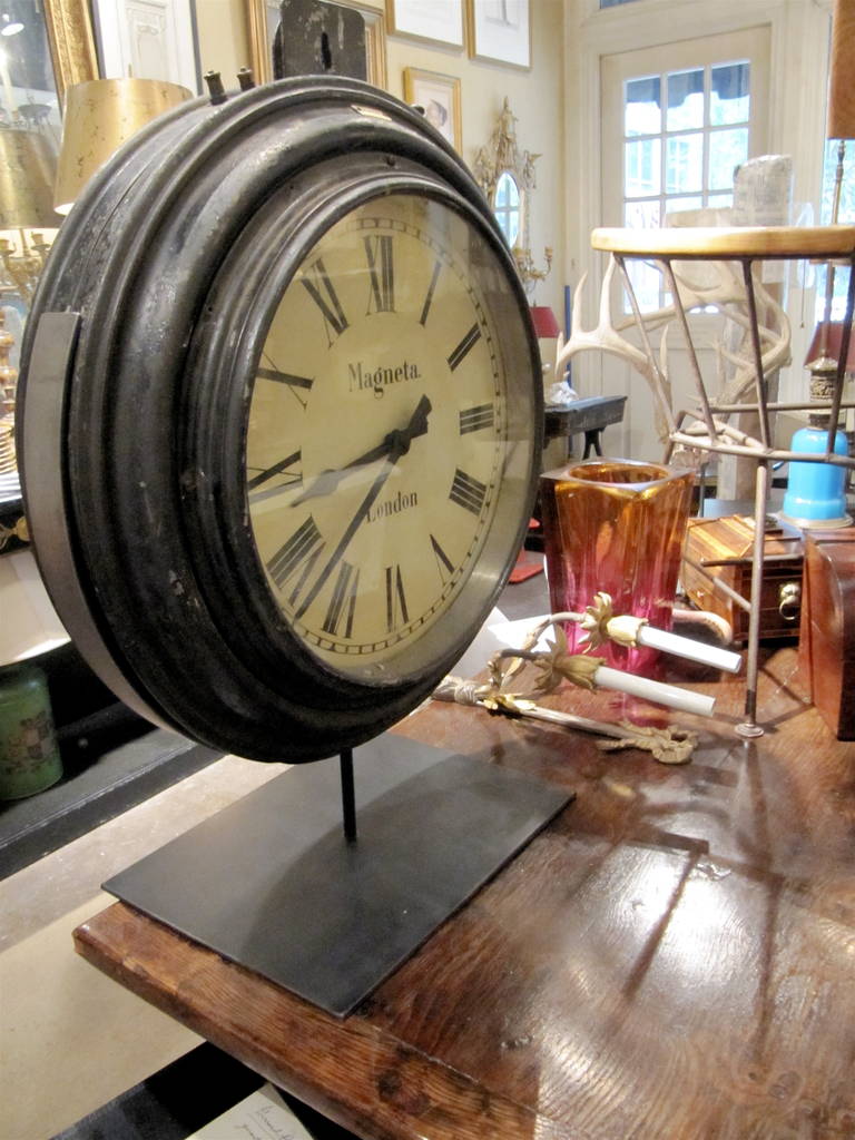 Spektakuläre Monumental English Railroad Station Clock auf benutzerdefinierte Eisen Stand. im Zustand „Gut“ im Angebot in Buchanan, MI