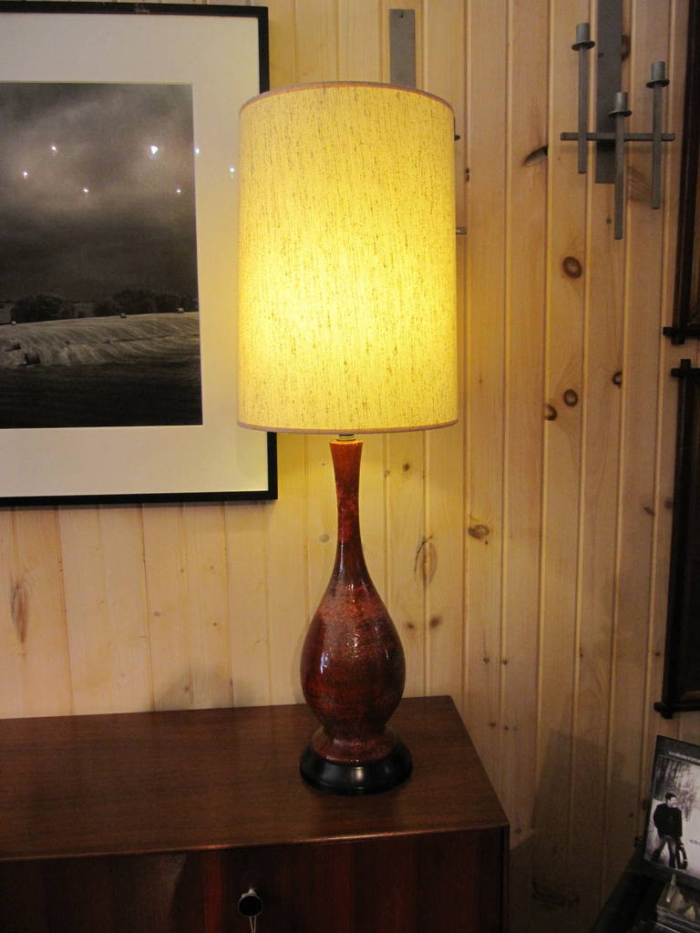Lampe en céramique du milieu du siècle, superbe couleur orange brûlé.