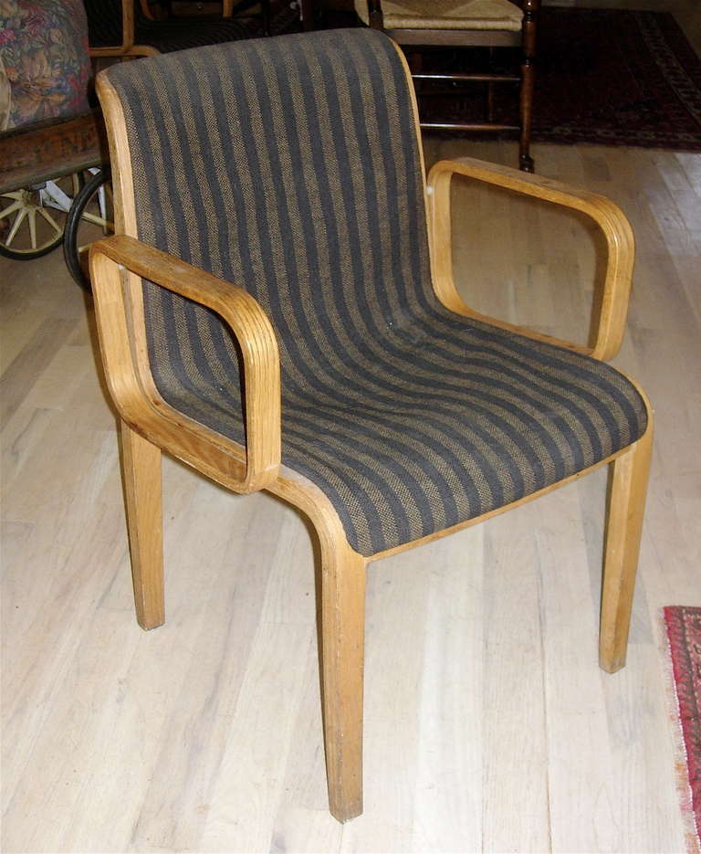 Mid-Century Modern Set Of Four Knoll Arm Chairs With Original Upholstery For Sale
