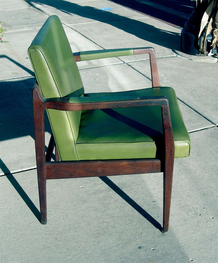 Mid-Century moderno Coppia di poltrone di metà secolo in pelle e mogano massiccio in vendita