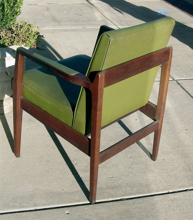 Pair of Mid-Century Leather and Solid Mahogany Armchairs In Excellent Condition For Sale In Buchanan, MI