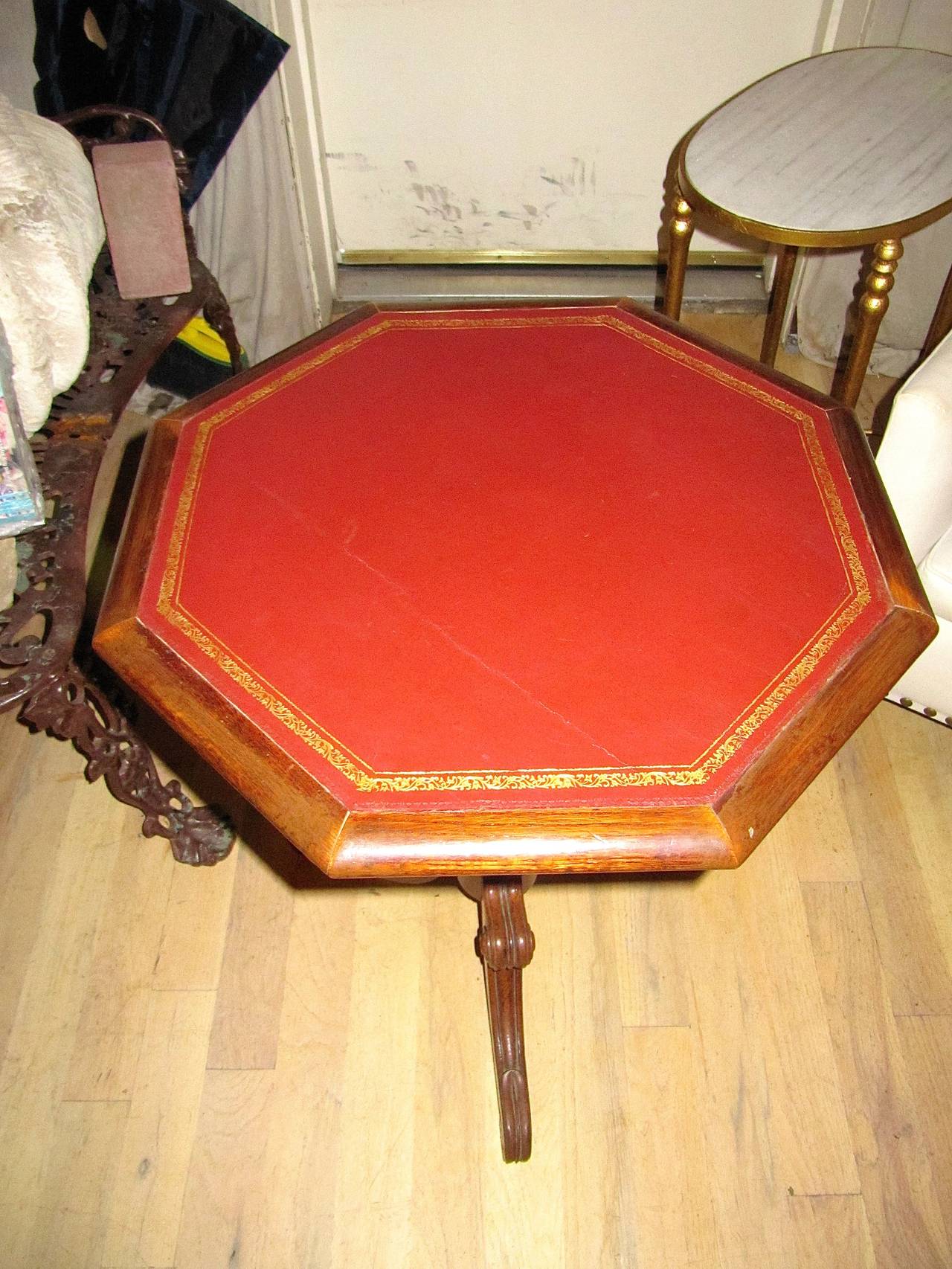 Table d'appoint Regency à plateau en cuir avec usinage doré Excellent état - En vente à Buchanan, MI