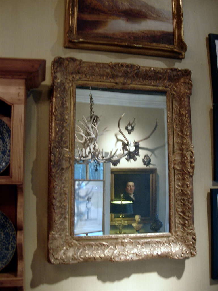 cadre en bois doré du 19e siècle avec miroir neuf de grande taille.