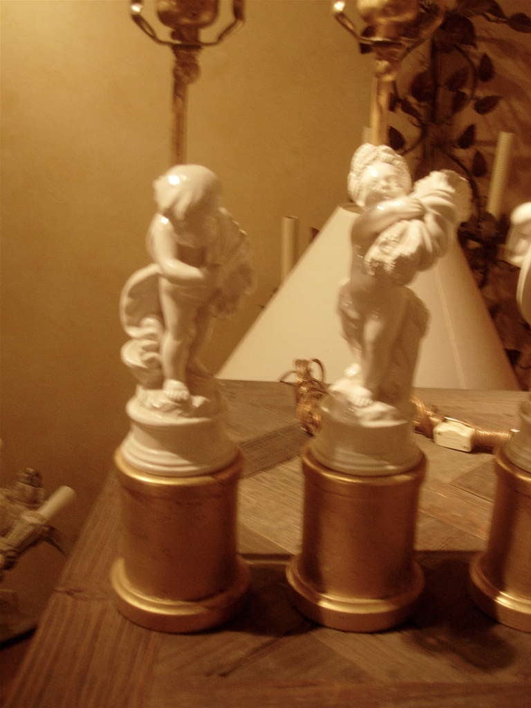 Ensemble des quatre saisons en porcelaine montées en lampes Excellent état - En vente à Buchanan, MI