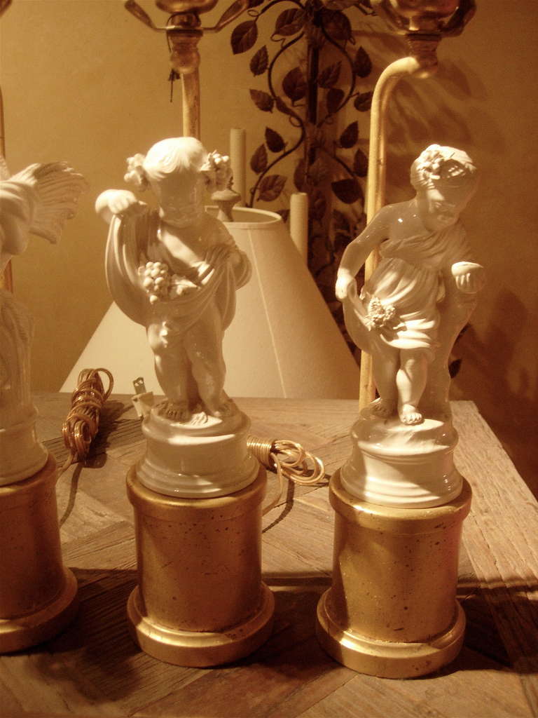 Set der vier Jahreszeiten als Porzellanfiguren, montiert als Lampen (Italienisch) im Angebot