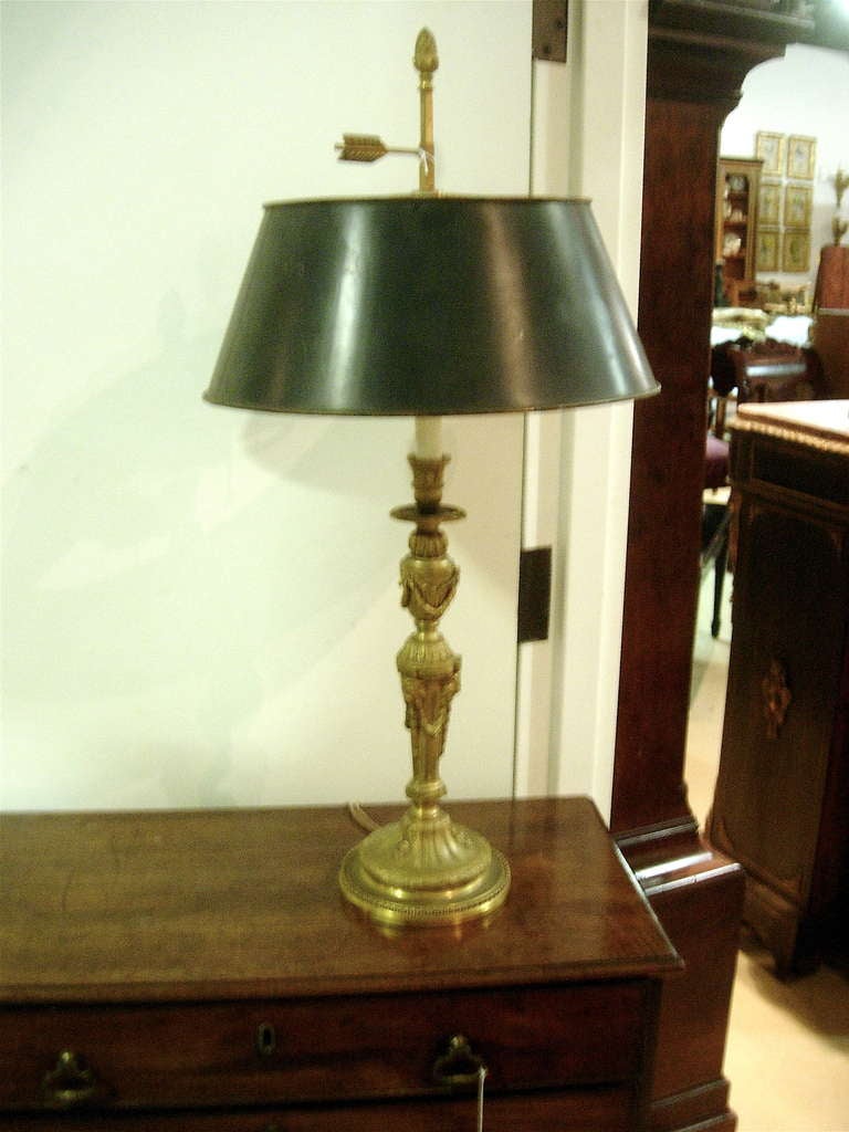 Vergoldeter Bronzeleuchter im Louis XVI-Stil, Bouillotte-Lampe,
mit balusterförmiger Standarte, die mit einer Urne und einer Löwenmaske verziert ist, mit einem Tole-Schirm.